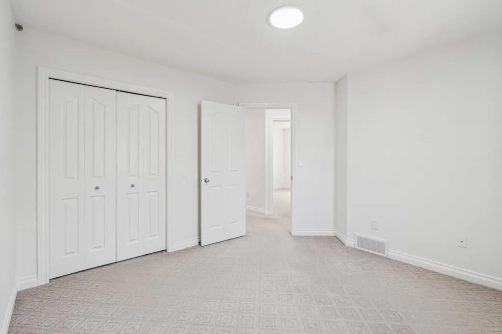 22 Sherwood Cove NW Calgary AB T3R 1R1