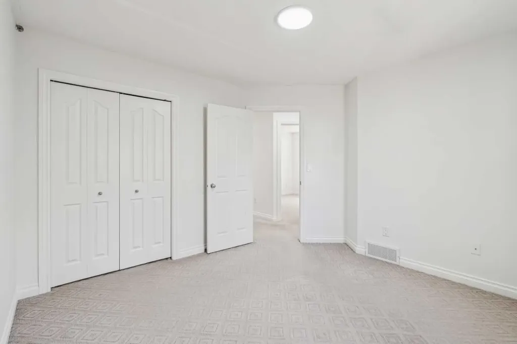 22 Sherwood Cove NW Calgary AB T3R 1R1