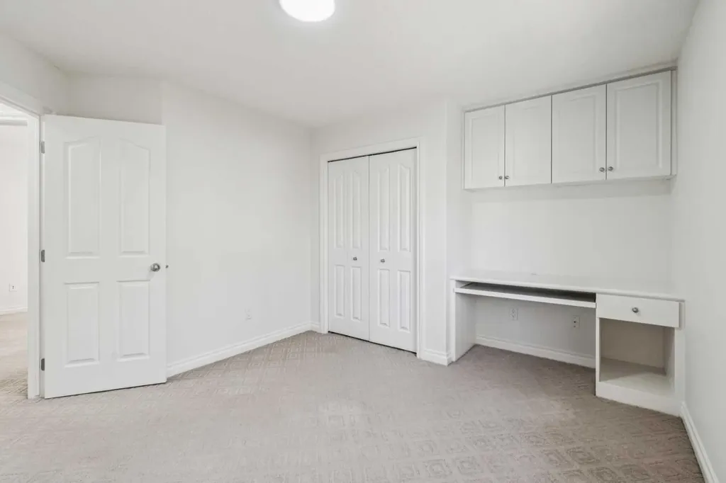 22 Sherwood Cove NW Calgary AB T3R 1R1