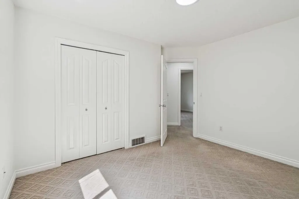 22 Sherwood Cove NW Calgary AB T3R 1R1