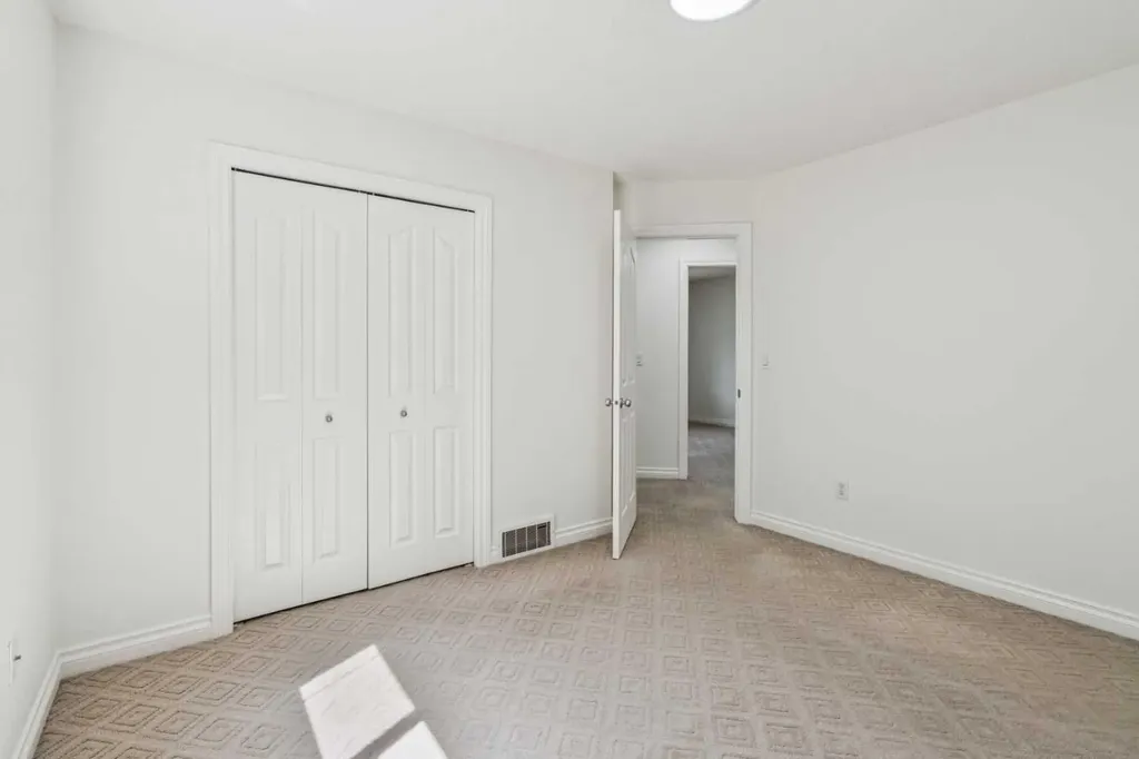 22 Sherwood Cove NW Calgary AB T3R 1R1