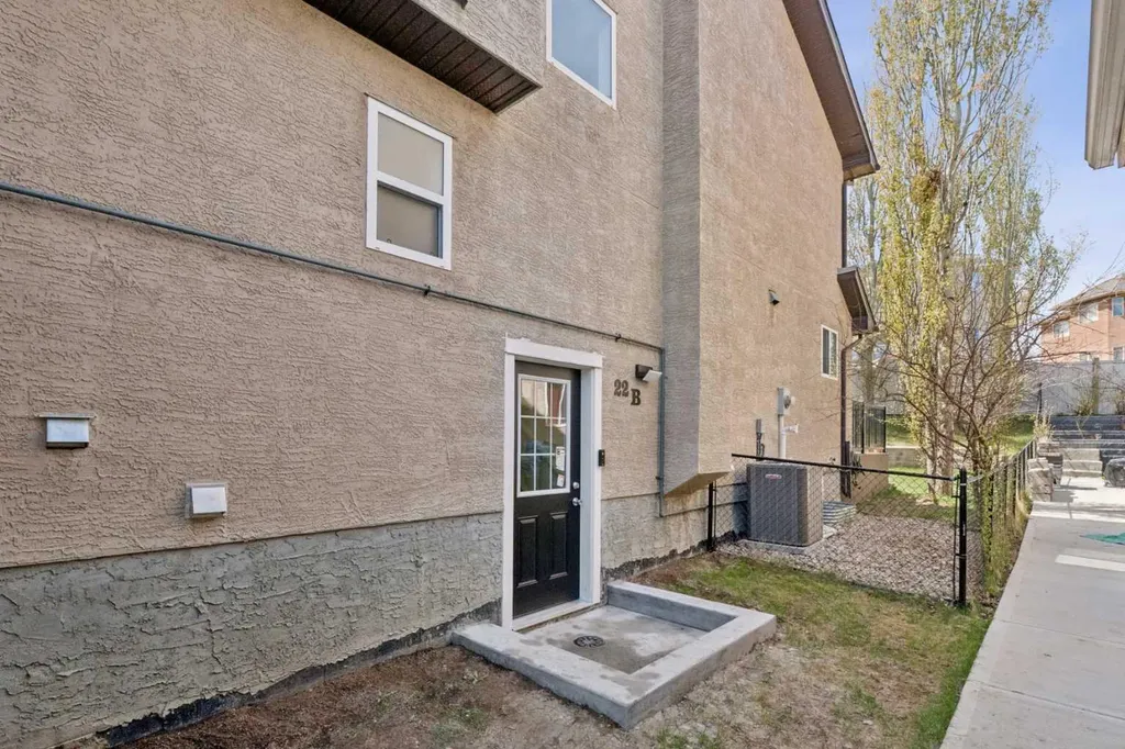 22 Sherwood Cove NW Calgary AB T3R 1R1