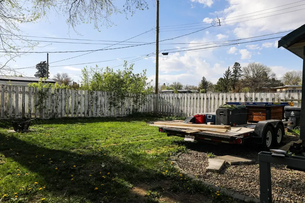 813 11 Avenue S Lethbridge AB T1K 0H9