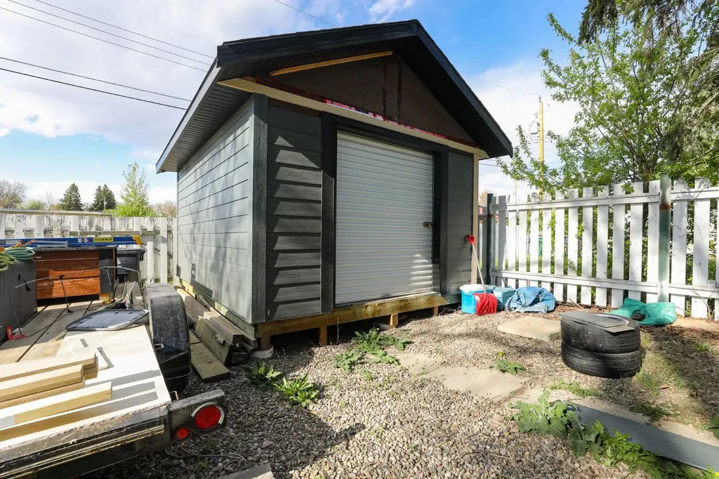 813 11 Avenue S Lethbridge AB T1K 0H9