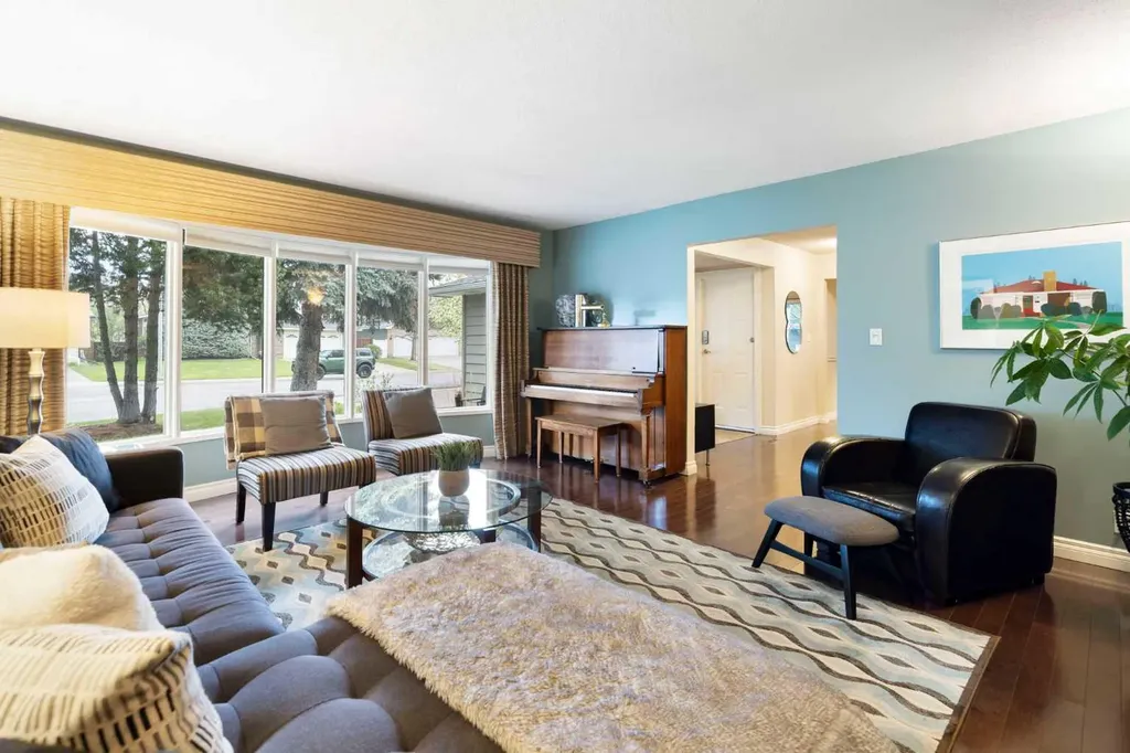 111 Lake Mead Place SE Calgary AB T2J 3Z7