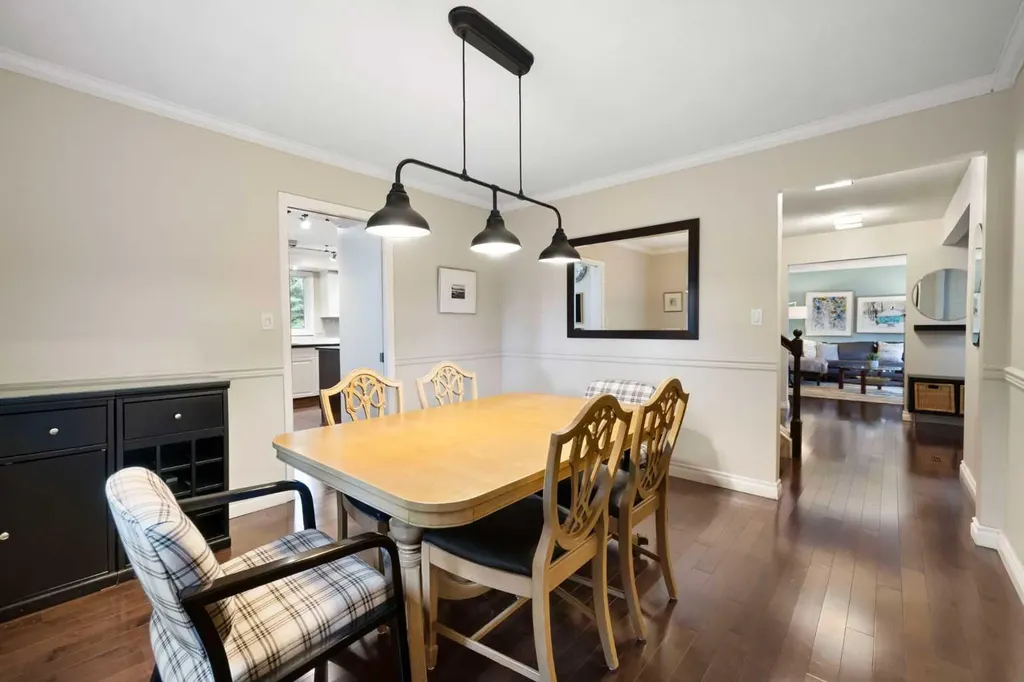 111 Lake Mead Place SE Calgary AB T2J 3Z7