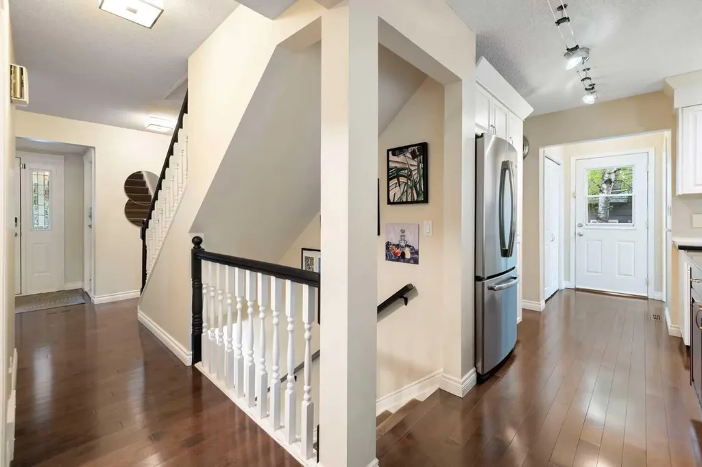 111 Lake Mead Place SE Calgary AB T2J 3Z7