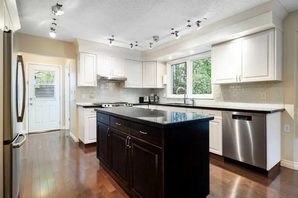 111 Lake Mead Place SE Calgary AB T2J 3Z7