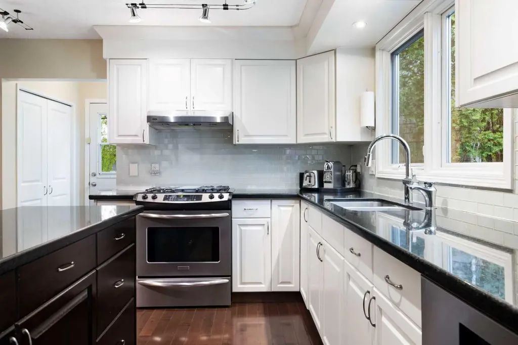 111 Lake Mead Place SE Calgary AB T2J 3Z7