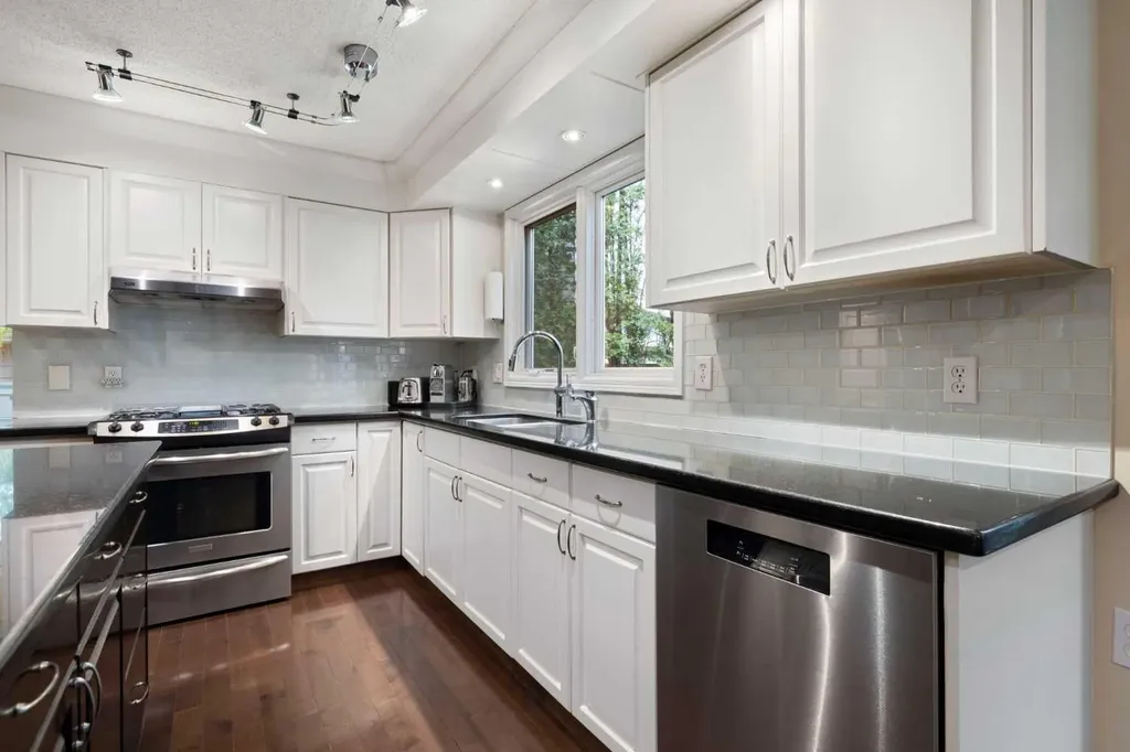 111 Lake Mead Place SE Calgary AB T2J 3Z7