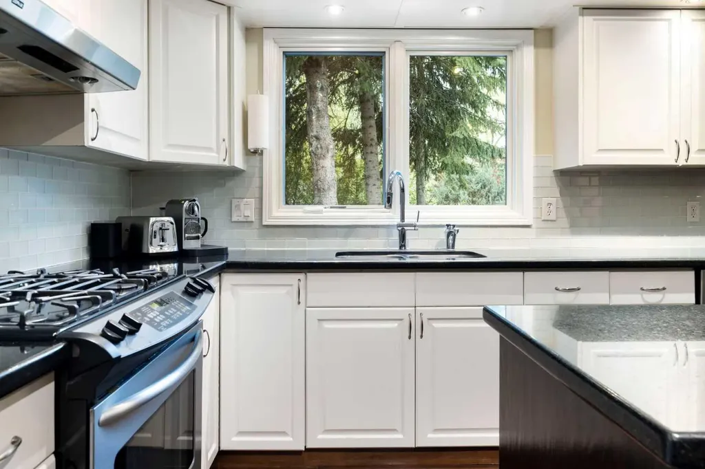111 Lake Mead Place SE Calgary AB T2J 3Z7