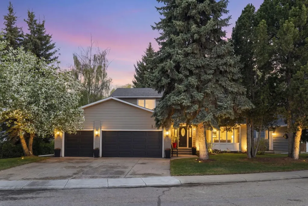 111 Lake Mead Place SE Calgary AB T2J 3Z7