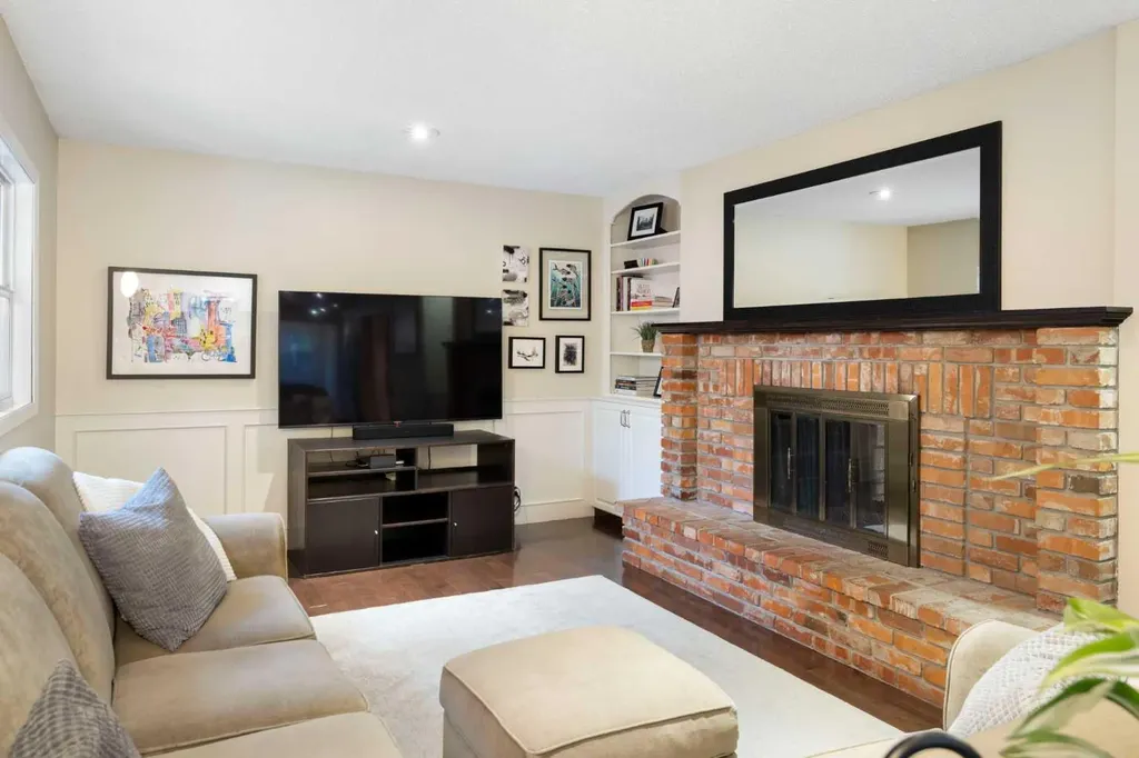 111 Lake Mead Place SE Calgary AB T2J 3Z7