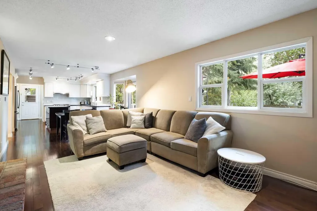 111 Lake Mead Place SE Calgary AB T2J 3Z7