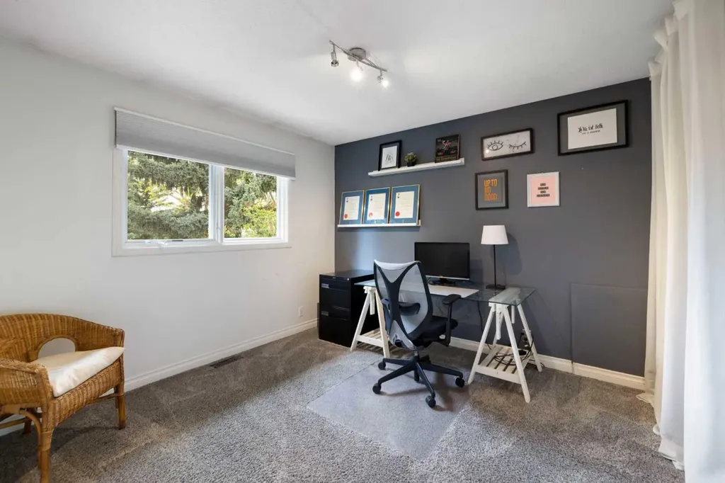 111 Lake Mead Place SE Calgary AB T2J 3Z7