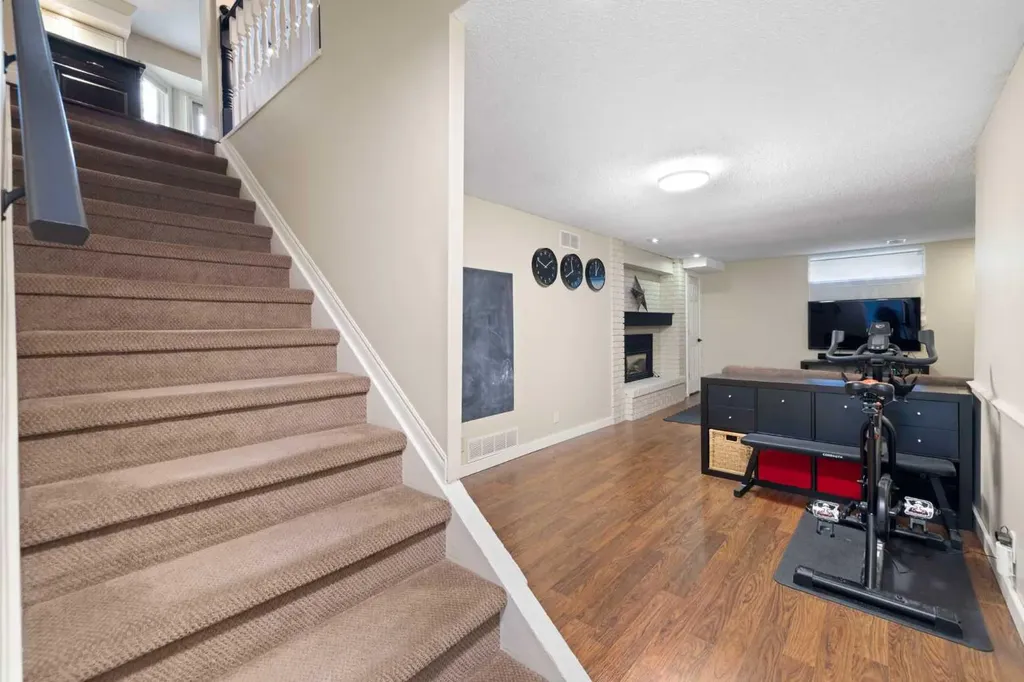 111 Lake Mead Place SE Calgary AB T2J 3Z7