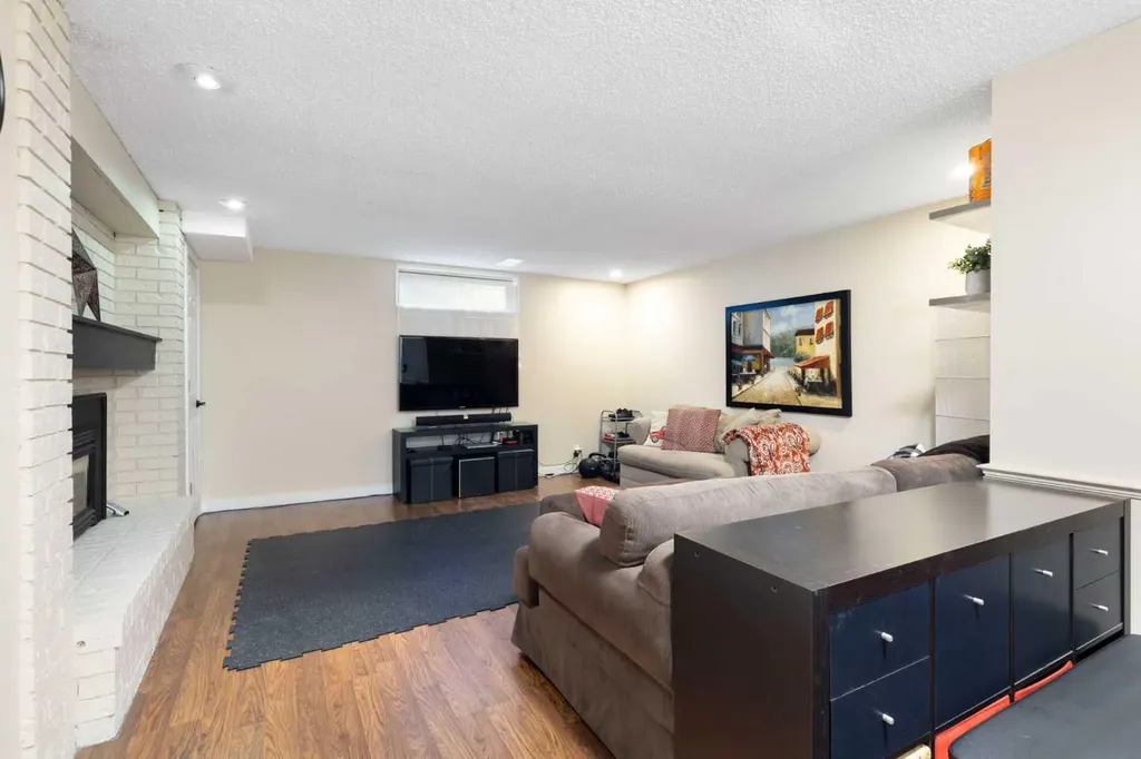 111 Lake Mead Place SE Calgary AB T2J 3Z7