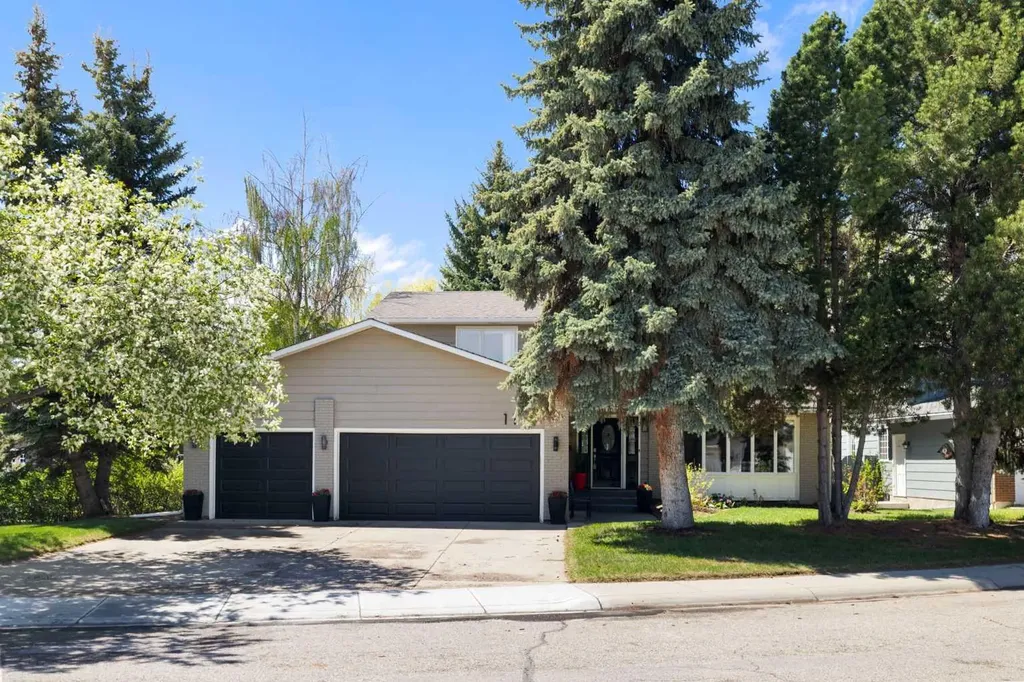 111 Lake Mead Place SE Calgary AB T2J 3Z7