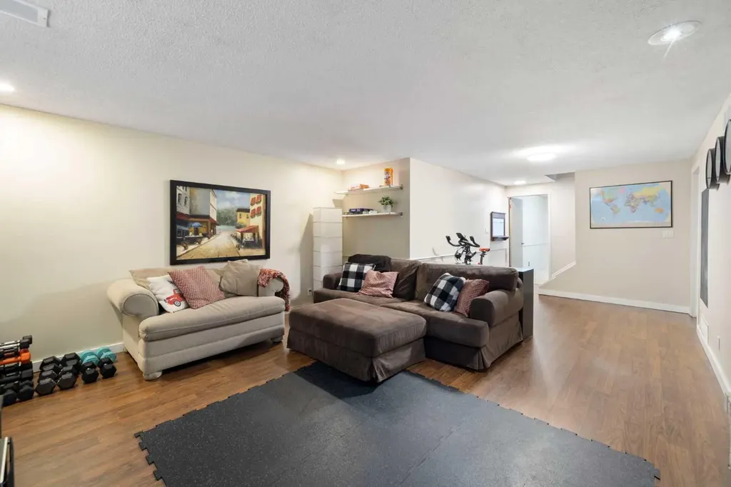 111 Lake Mead Place SE Calgary AB T2J 3Z7