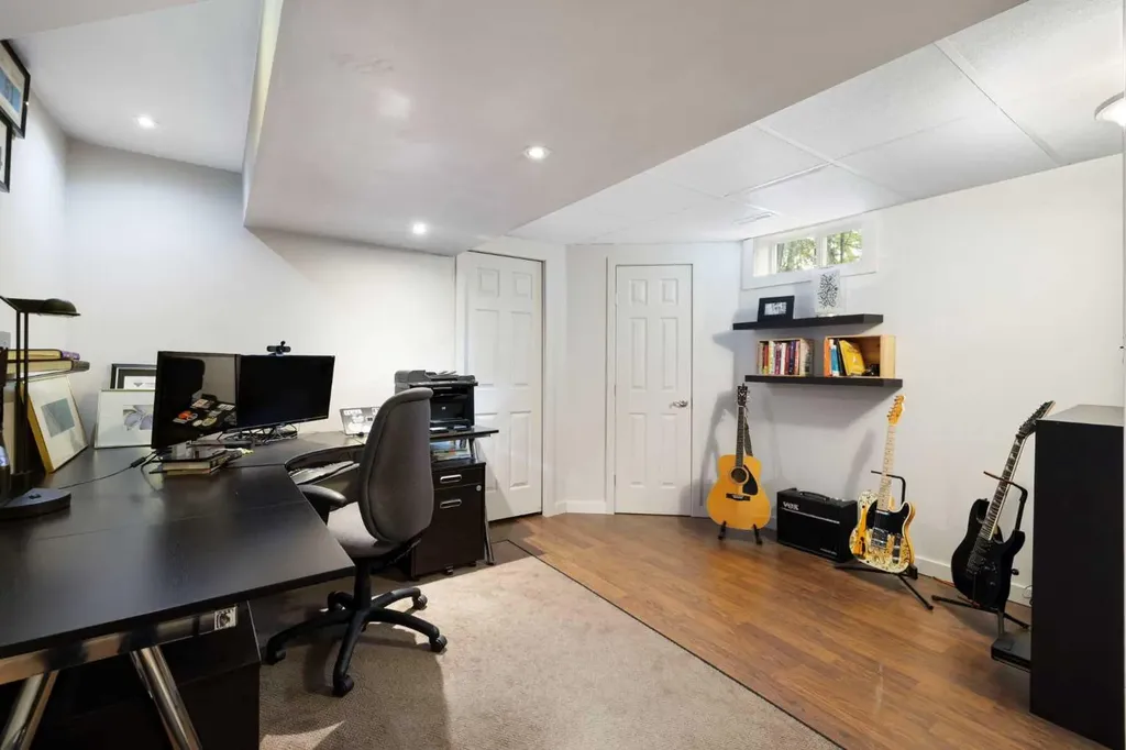 111 Lake Mead Place SE Calgary AB T2J 3Z7