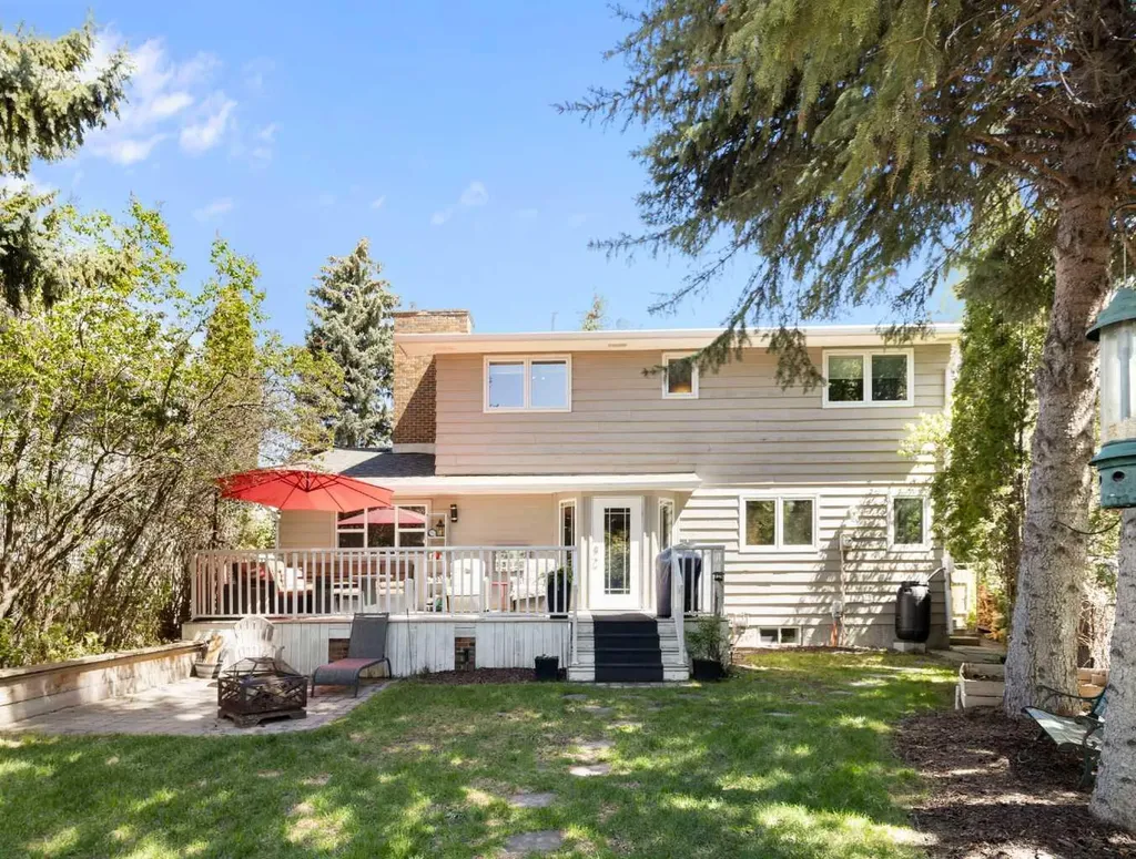 111 Lake Mead Place SE Calgary AB T2J 3Z7