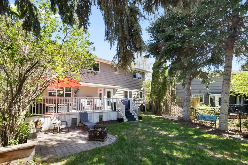 111 Lake Mead Place SE Calgary AB T2J 3Z7