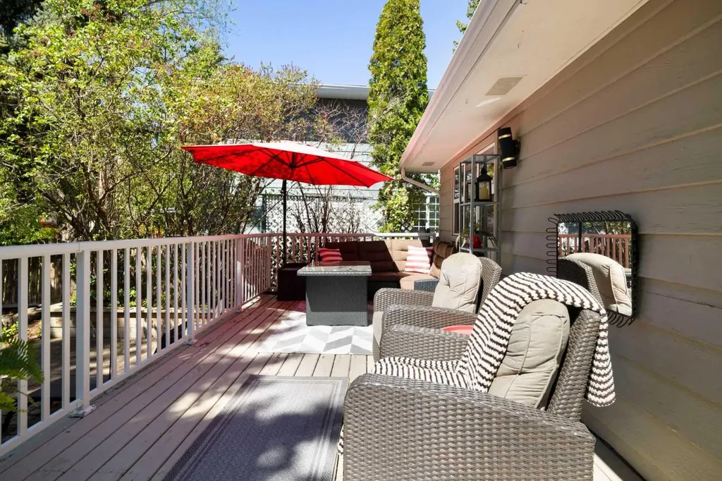 111 Lake Mead Place SE Calgary AB T2J 3Z7