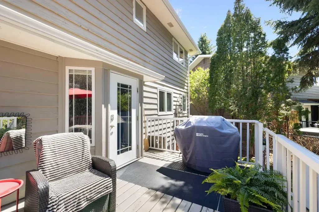 111 Lake Mead Place SE Calgary AB T2J 3Z7