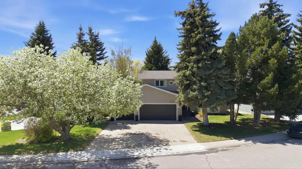 111 Lake Mead Place SE Calgary AB T2J 3Z7