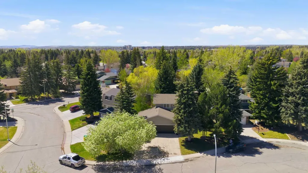 111 Lake Mead Place SE Calgary AB T2J 3Z7