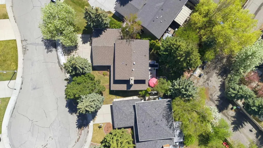 111 Lake Mead Place SE Calgary AB T2J 3Z7