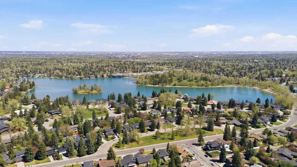 111 Lake Mead Place SE Calgary AB T2J 3Z7