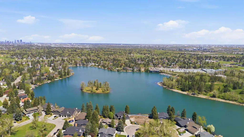 111 Lake Mead Place SE Calgary AB T2J 3Z7