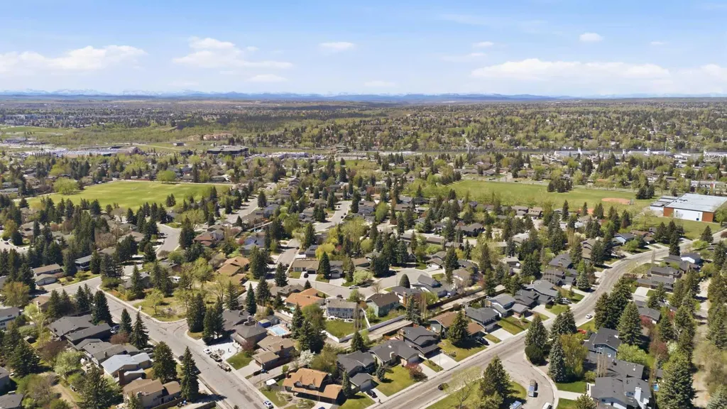111 Lake Mead Place SE Calgary AB T2J 3Z7