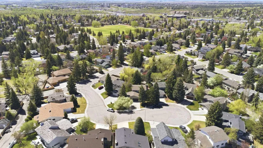 111 Lake Mead Place SE Calgary AB T2J 3Z7