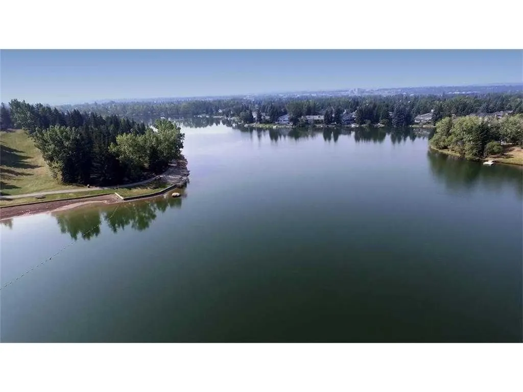 111 Lake Mead Place SE Calgary AB T2J 3Z7