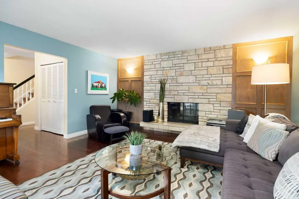 111 Lake Mead Place SE Calgary AB T2J 3Z7