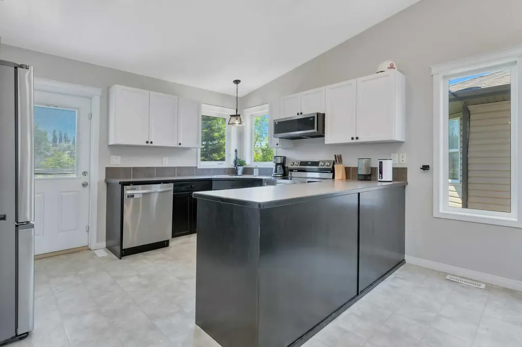 7 Firdale Close Sylvan Lake AB T4S 2M1