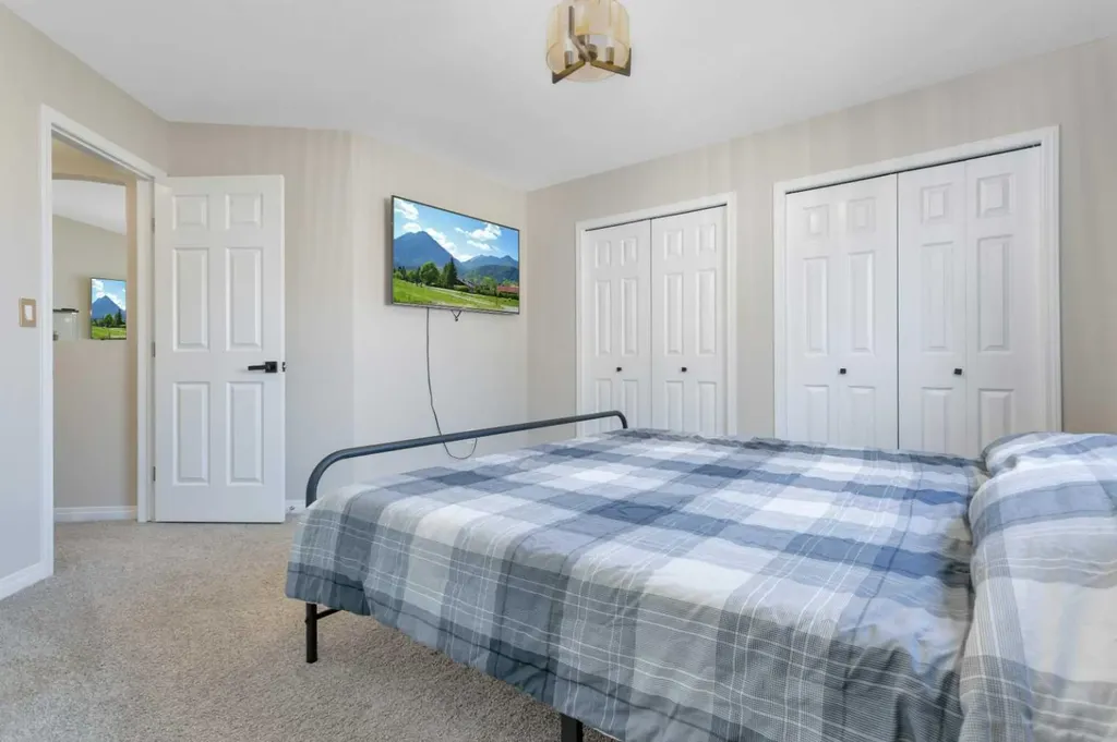 7 Firdale Close Sylvan Lake AB T4S 2M1