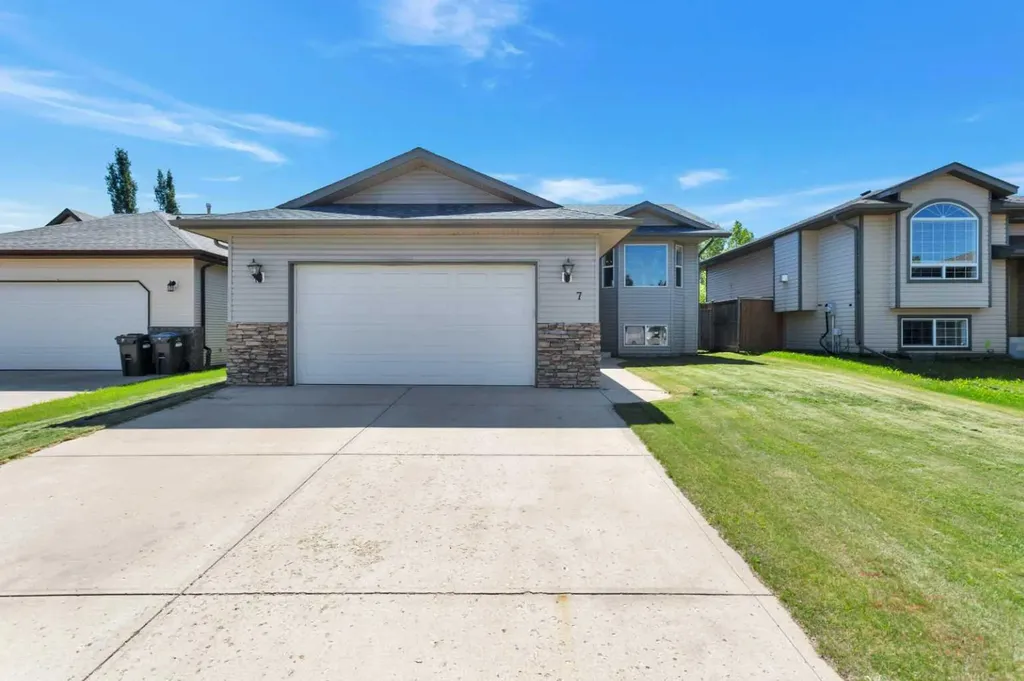 7 Firdale Close Sylvan Lake AB T4S 2M1