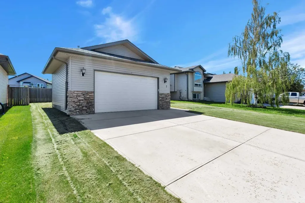 7 Firdale Close Sylvan Lake AB T4S 2M1