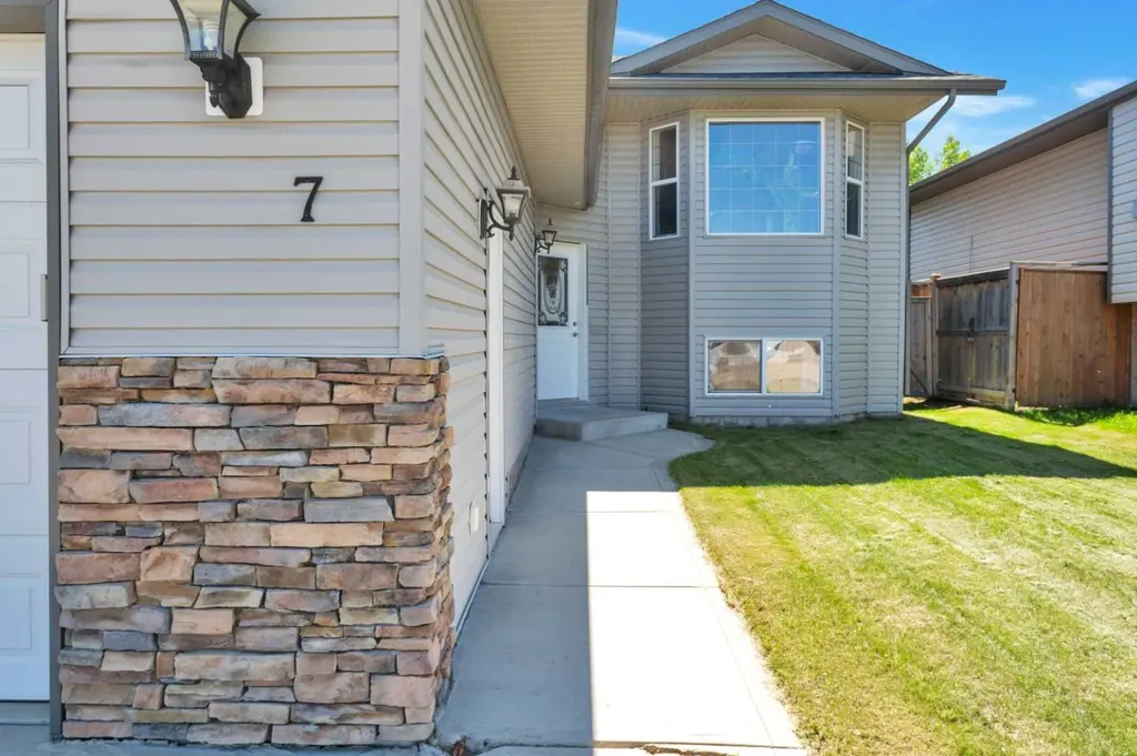 7 Firdale Close Sylvan Lake AB T4S 2M1