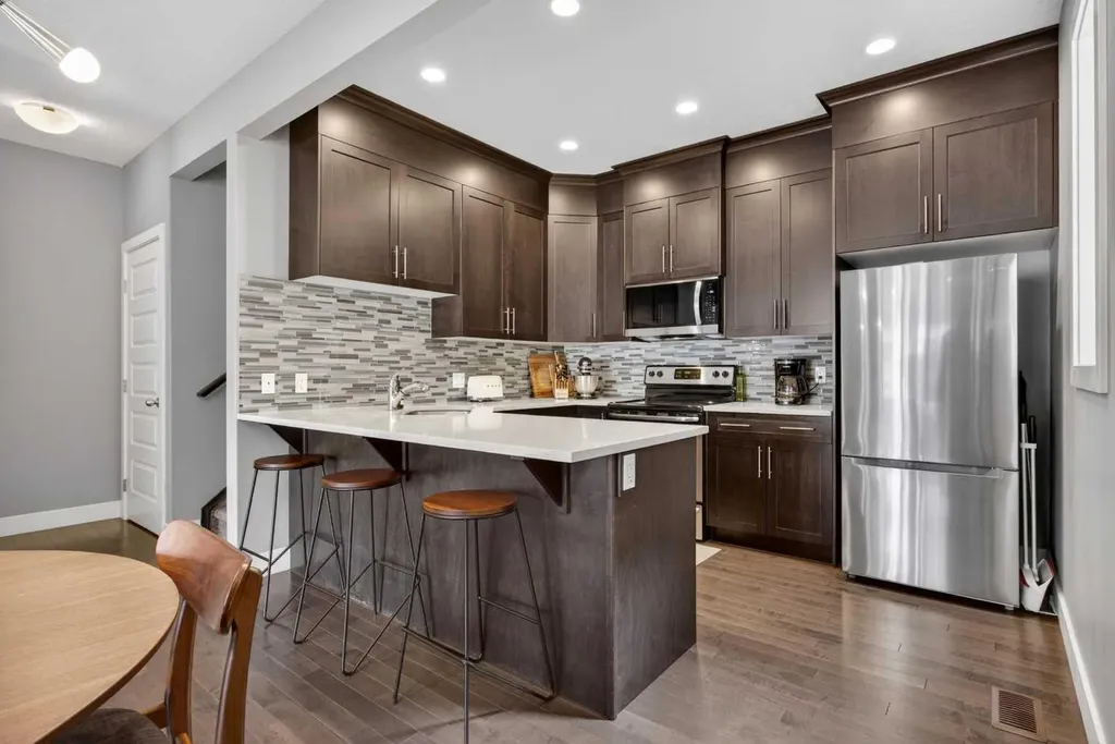129 12 Avenue NW Calgary AB T2M 0C4