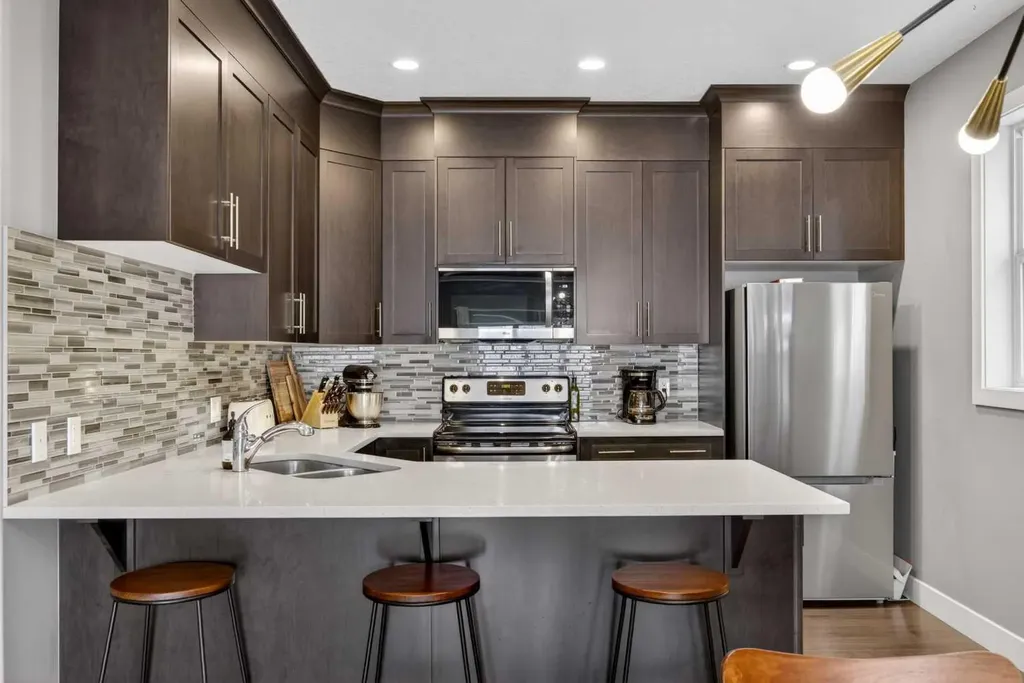 129 12 Avenue NW Calgary AB T2M 0C4