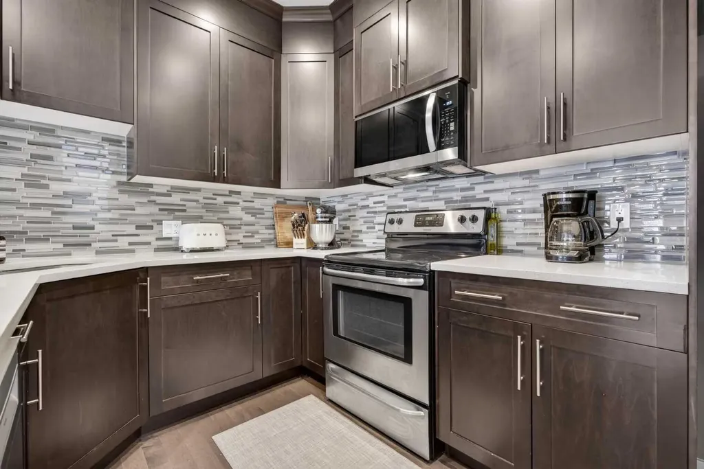 129 12 Avenue NW Calgary AB T2M 0C4