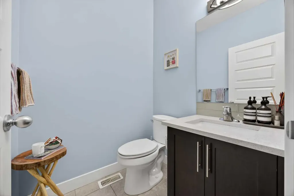 129 12 Avenue NW Calgary AB T2M 0C4