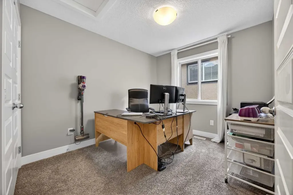 129 12 Avenue NW Calgary AB T2M 0C4