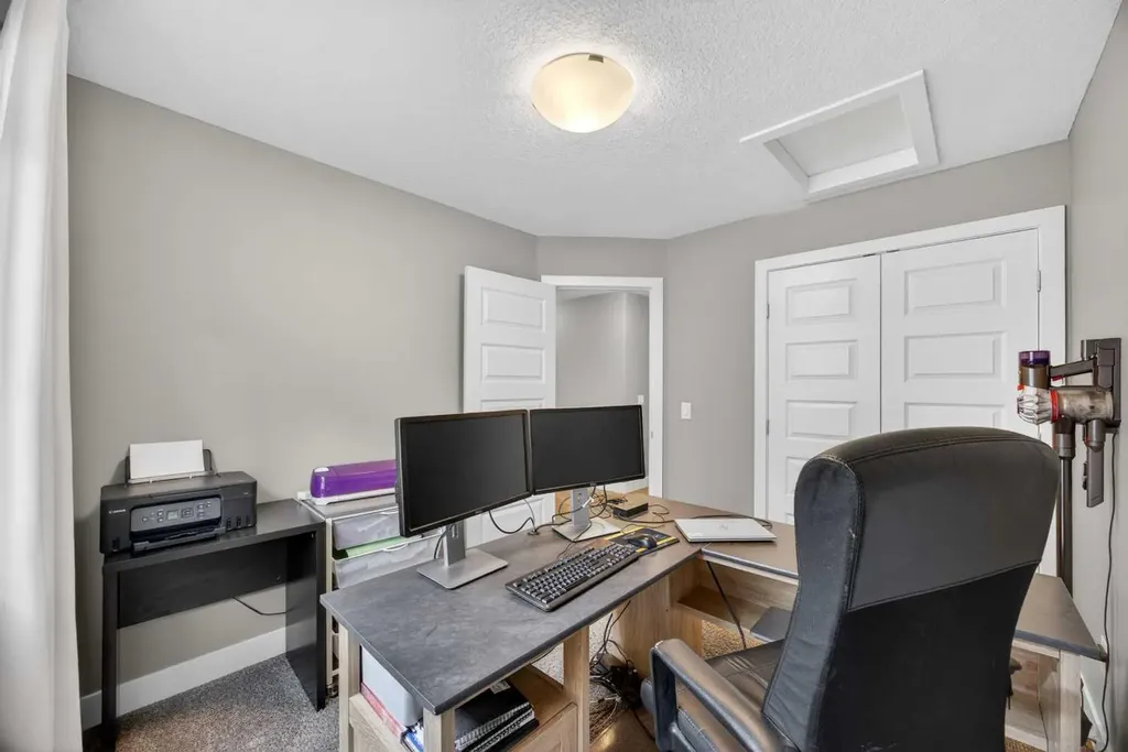 129 12 Avenue NW Calgary AB T2M 0C4