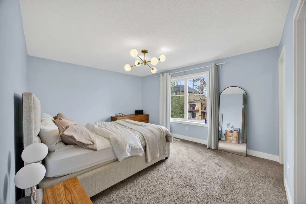129 12 Avenue NW Calgary AB T2M 0C4