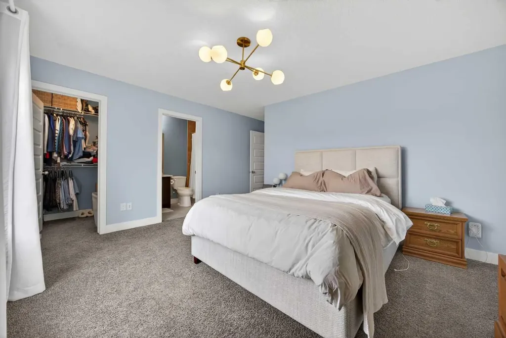 129 12 Avenue NW Calgary AB T2M 0C4